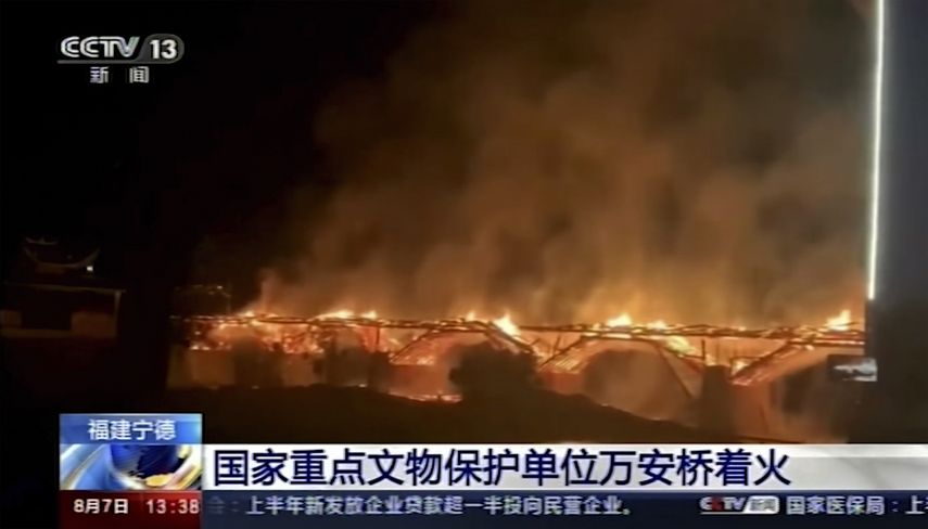 China: Se incendia puente de 900 años de antigüedad