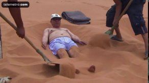 Baños de arena al pie de las dunas del Sáhara para el reúma