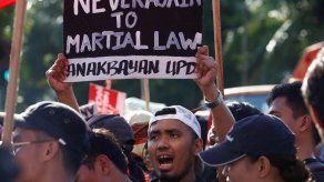 Miles de filipinos salen a la calle con el lema Nunca más la ley marcial