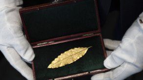 Una hoja de oro de la corona de Napoleón subastada en 625.000 euros