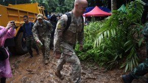 Militares y buzos extranjeros se unen al rescate de niños en una cueva de Tailandia