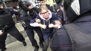 Arrestan a conocida opositora antes de una protesta en Moscú