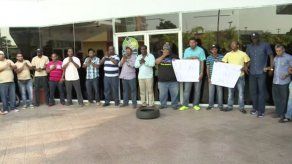 Taxistas de Colón bloquean la entrada de la ATTT Taxistas de Colón bloquean la entrada de la ATTT