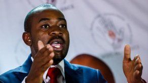 Líder opositor se autoproclama como legítimo presidente de Zimbabue