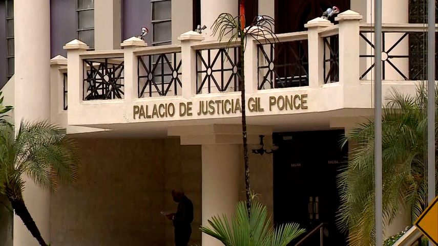 La audiencia se desarrolla en el salón de audiencias del Tribunal Superior de Liquidación