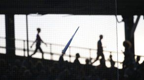 Parte de bate roto se atora en red del Wrigley Field
