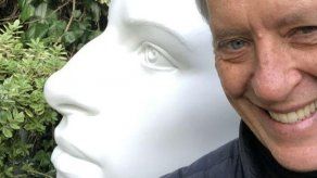 Richard E. Grant compra una estatua de su ídolo Barbra Streisand