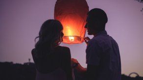 MiAmbiente advierte sobre el peligro de los globos del deseo lanzados para esta época