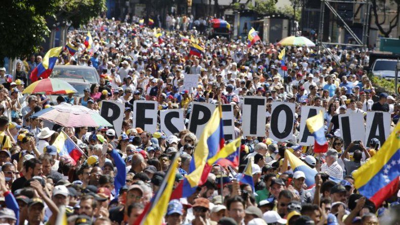 Venezuela: oposición eleva presión por ayuda humanitaria