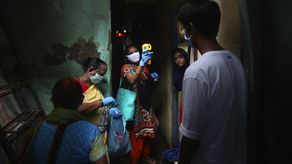 Las vacunas actuales del COVID-19 son inyecciones.