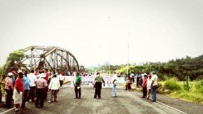Jubilados cierran puente del río Changuinola