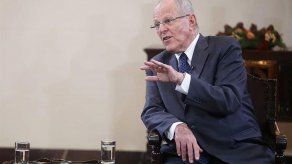 Sugieren impedir viajes a Kuczynski por investigación de corrupción