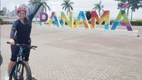 Vicealcaldesa llega al Municipio de Panamá en bicicleta e invita a los panameños a contaminar menos