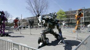 Enormes Transformers de coches-basura reciclados impresionan en Zagreb