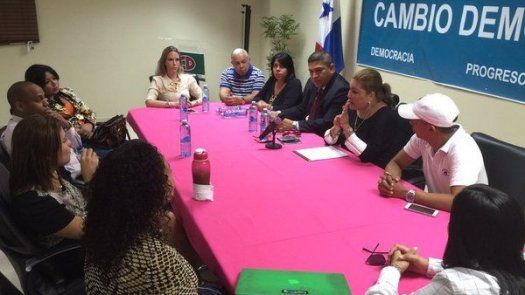 Cortés se reúne con candidatos a las secretarías de la Juventud y la Mujer del CD