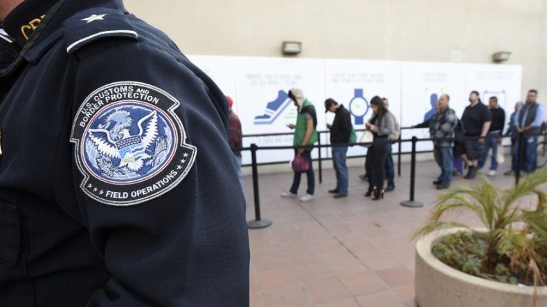 EEUU sopesa restringir “green cards” por asistencia pública