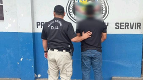 Unidad DIJ de la Policía Nacional aprehende a uno de los funcionarios implicados.