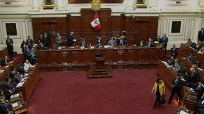 Kuczynski se salva de ser destituido por el Congreso peruano