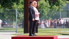 Merkel quita hierro a temblor corporal en medio de rumores sobre su salud