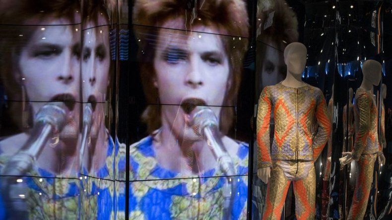 Descubren la primera maqueta de David Bowie en una panera
