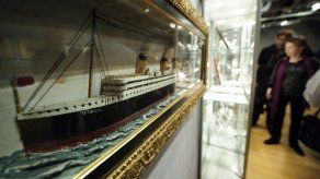 Barco conmemorativo del Titanic parte hacia lugar de hundimiento