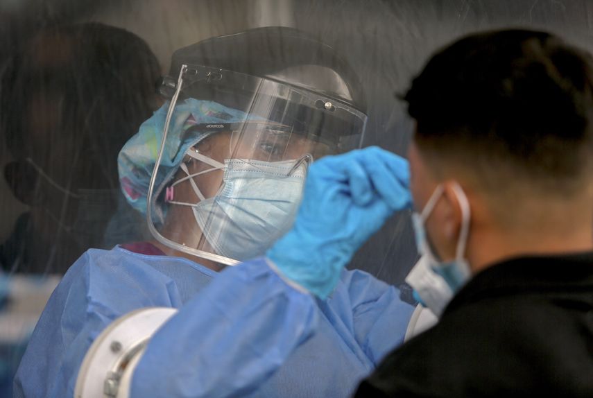 El Minsa pide a la población no bajar la guardia y mantener las medidas de bioseguridad para mitigar la propagación del virus.