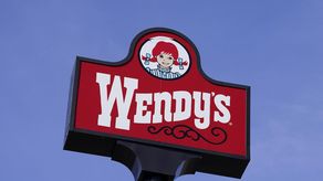 Los CDC enfatizaron que no hay evidencia alguna de que la lechuga vendida en supermercados está relacionada con el E. coli. Añadió que no le está diciendo a la gente que no coma en Wendy’s ni que deje de comer lechugas.