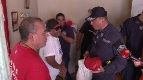 Policía Nacional entrega jamones y bolsas con arroz Policía Nacional entrega jamones y bolsas con arroz