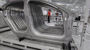 Producción industrial de EEUU baja por primera vez en tres años