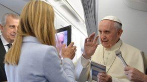 El papa dice que no trae oro ni plata