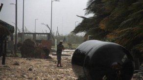 Ernesto cobra fuerza y se encamina a Veracruz