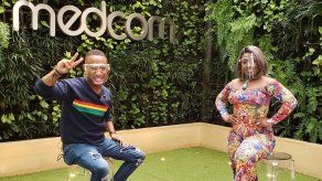 Hugo Stocker junto a Sexy Nay.