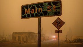 El incendio Dixie, llamado así por la carretera donde comenzó hace casi cuatro semanas, creció a un área de 1.980 kilómetros cuadrados (765 millas cuadradas) el domingo por la noche y solo estaba contenido en un 21%, según el Departamento de Silvicultura y Protección contra Incendios de California.