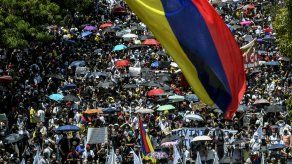 Miles de manifestantes protegidos con mascarillas llegaron en la tarde a la central Plaza de Bolívar, en Bogotá, aledaña a la sede presidencial. Un grupo intentó entrar al Congreso pero fue disuelto por la policía.&nbsp;