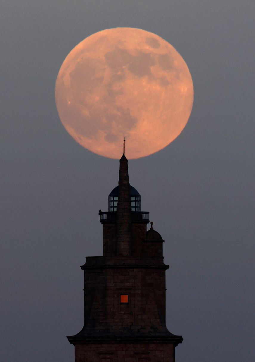 A CORUÑA, 18/12/21.- La luna salía hoy en A Coruña tras la Torre de Hércules, el faro romano más antiguo del mundo y el único que se conserva en servicio, siendo declarado Patrimonio de la Humanidad en el año 2009. EFE/Cabalar. 