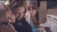 Shakira junto a sus hijos Sasha y Milan en el vídeo de Acróstico. Shakira junto a sus hijos Sasha y Milan en el vídeo de Acróstico.