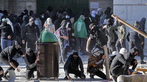 Manifestantes palestinos chocan con la policía israelí en el complejo de la mezquita Al-Aqsa de Jerusalén.