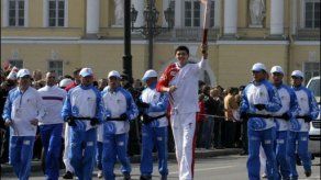 La antorcha olímpica cruza San Petersburgo con protestas