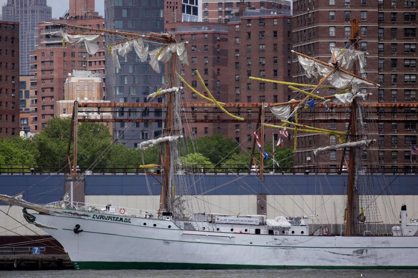 Llegan a México los tripulantes del buque escuela que chocó contra un puente de Brooklyn.