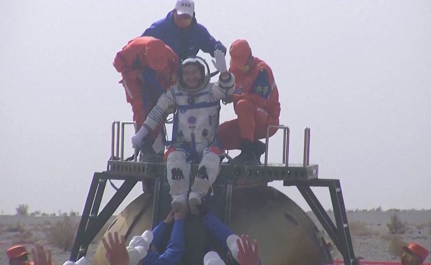 El astronauta chino Zhai Zhigang saludando sobre la cápsula de la nave espacial Shenzhou-13.
