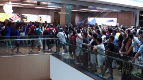 Mil personas se aglomeran en inauguración de primera tienda Apple en Brasil