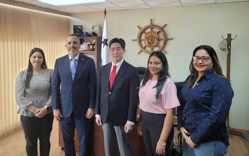 Miembros de la AMP y de la Naviera Mitsui O.S.K. Lines (MOL). Miembros de la AMP y de la Naviera Mitsui O.S.K. Lines (MOL).