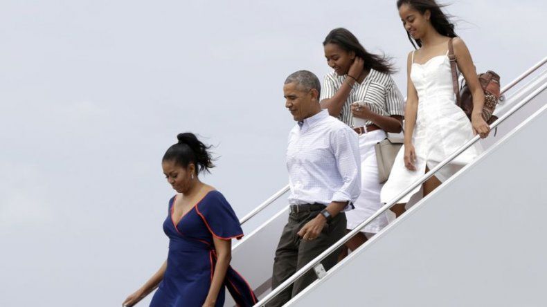 Familia Obama llega a Marthas Vineyard para vacación anual