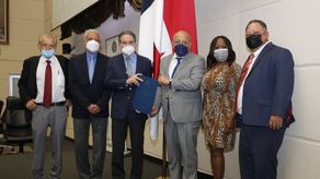 El presidente de la JuntaDirectiva y ministro para Asuntos del Canal, Aristides Royo Sánchez,y el administrador del Canal de Panamá Ricaurte Vásquez en laAsamblea Nacional.