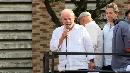 Lula mantiene amplio liderazgo pero Bolsonaro avanza en disputa electoral, según encuesta