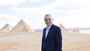 Presidente albanés cancela comicios locales y oposición pide dimisión de Rama