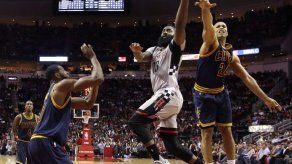 Harden logra triple doble; Rockets ganan 117-112 a Cavaliers