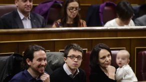 Continúa polémica en España por presencia de bebé en el Parlamento