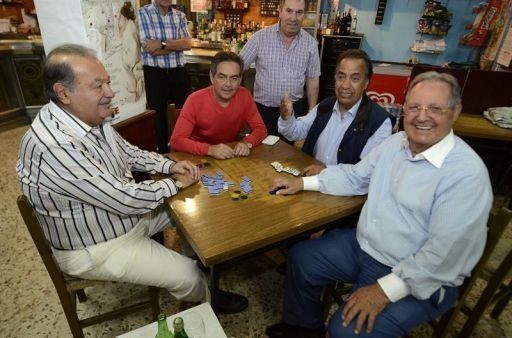 Una partida de dominó en Galicia en agosto de Carlos Slim, el más rico