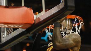 Con 32 puntos de James